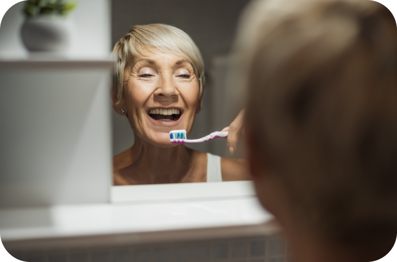 Patiente nettoyant un implant dentaire pour assurer sa longévité